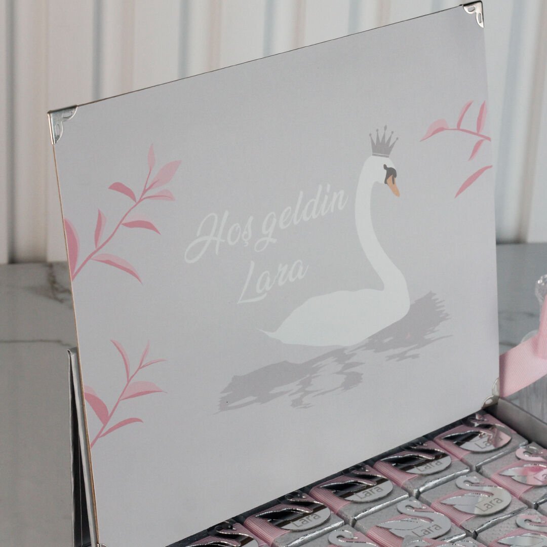 Kuğu Temalı Standlı Kutuda Kız Bebek Çikolatası