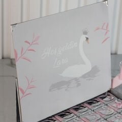 Kuğu Temalı Standlı Kutuda Kız Bebek Çikolatası