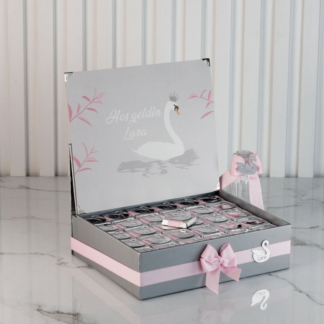 Kuğu Temalı Standlı Kutuda Kız Bebek Çikolatası