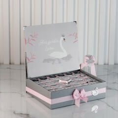 Kuğu Temalı Standlı Kutuda Kız Bebek Çikolatası