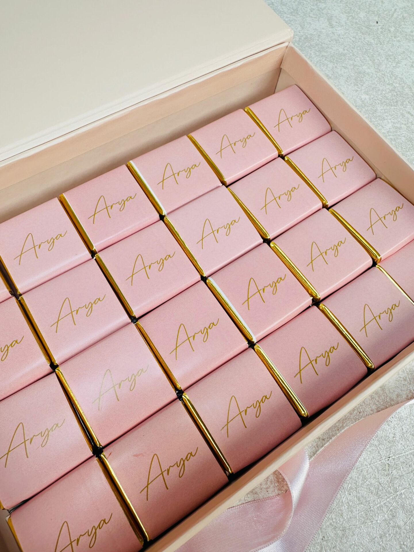 Pudra Temalı Dikdörtgen Kutuda Kız Bebek Çikolatası