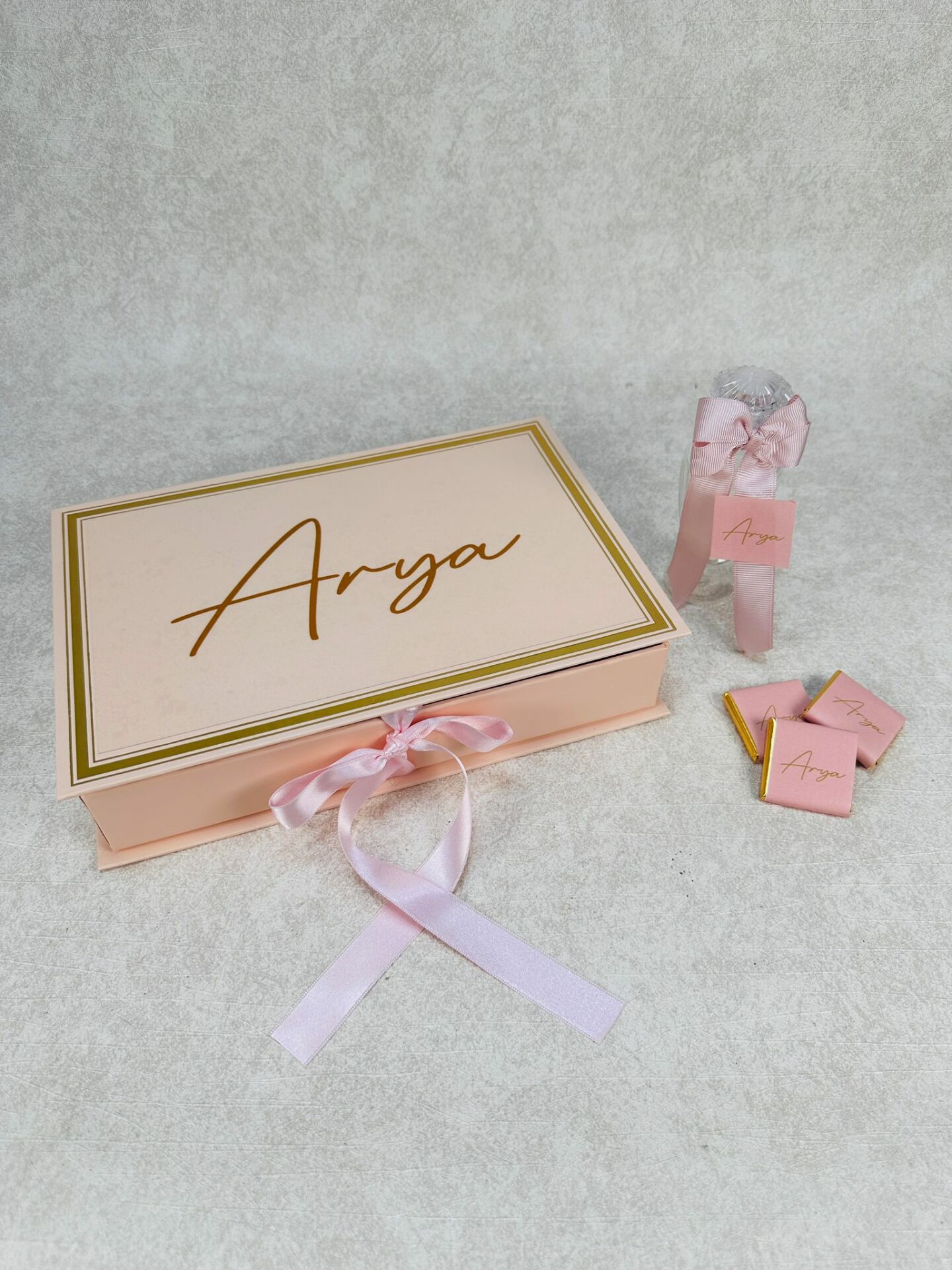 Pudra Temalı Dikdörtgen Kutuda Kız Bebek Çikolatası