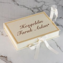 Aslan Temalı Dikdörtgen Kutuda Çikolata, Kapı Süsü ve Asetatlı Kutuda Magnet ve Kolonya Şişesi