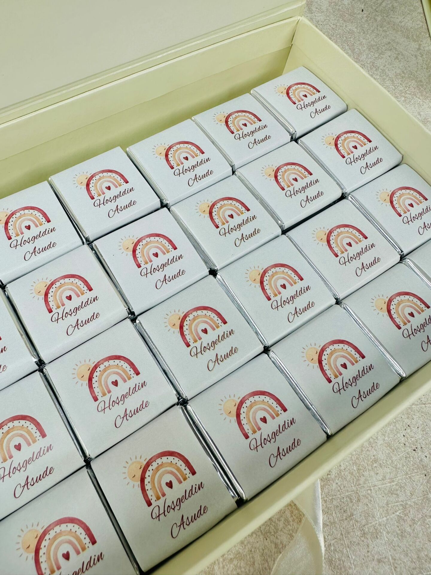 Gökkuşağı Temalı Dikdörtgen Kutuda Kız Bebek Çikolatası