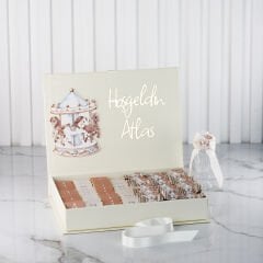 Atlıkarınca Temalı Dikdörtgen Kutuda Erkek Bebek Çikolatası