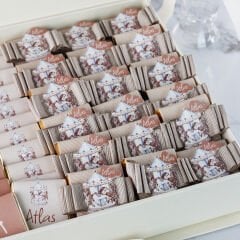 Atlıkarınca Temalı Dikdörtgen Kutuda Erkek Bebek Çikolatası