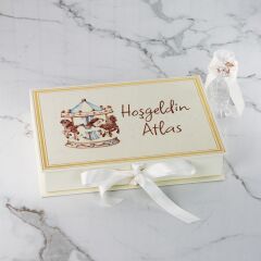 Atlıkarınca Temalı Dikdörtgen Kutuda Erkek Bebek Çikolatası