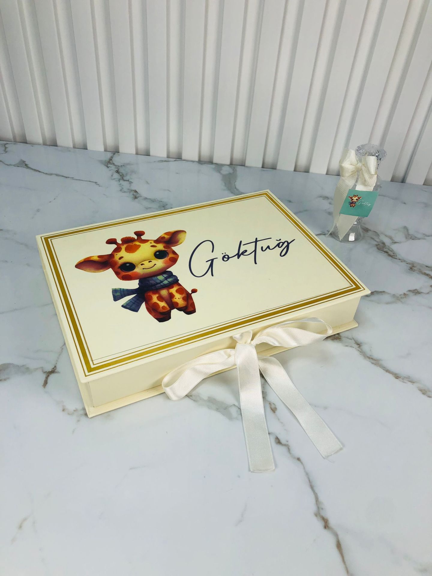 Zürafa Temalı Dikdörtgen Kutuda Erkek Bebek Çikolatası