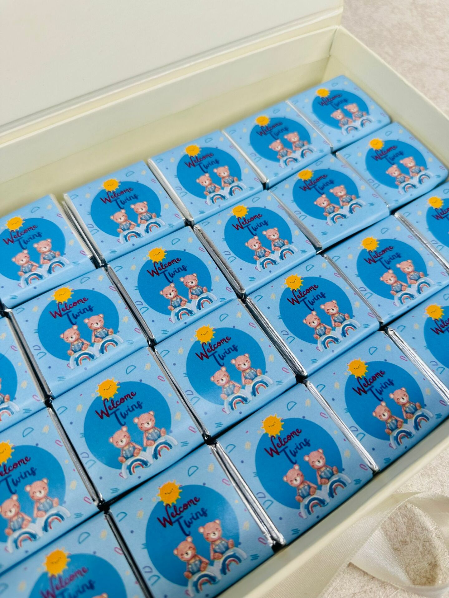 İkizler Temalı Dikdörtgen Kutuda Erkek Bebek Çikolatası