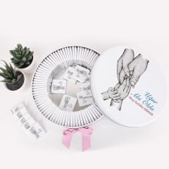 Aile Temalı Baskılı Metal Kutuda Kız Bebek Çikolatası