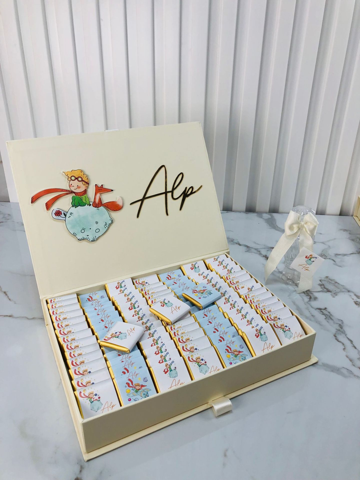 Küçük Prens Temalı Dikdörtgen Kutuda Erkek Bebek Çikolatası