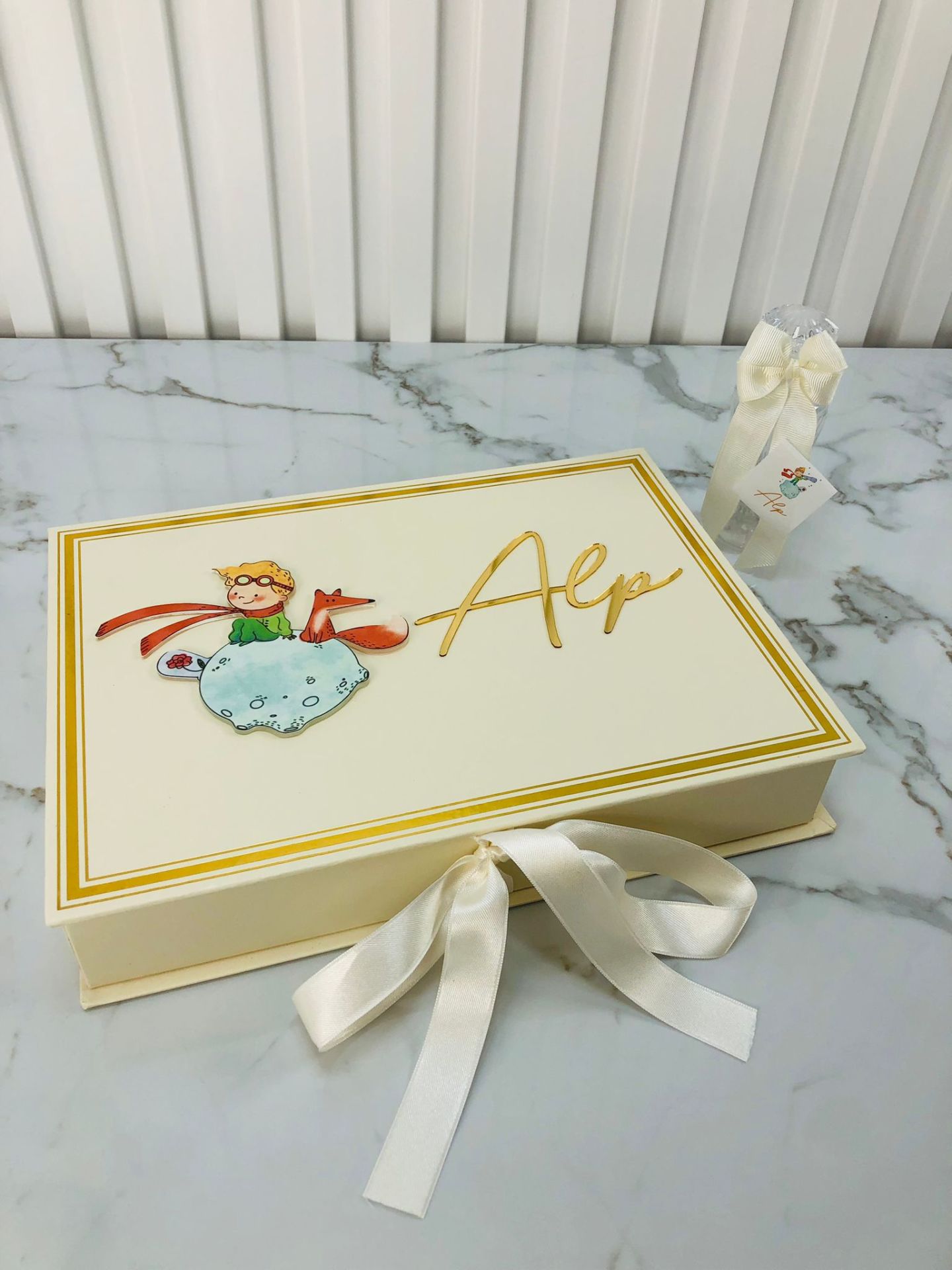 Küçük Prens Temalı Dikdörtgen Kutuda Erkek Bebek Çikolatası