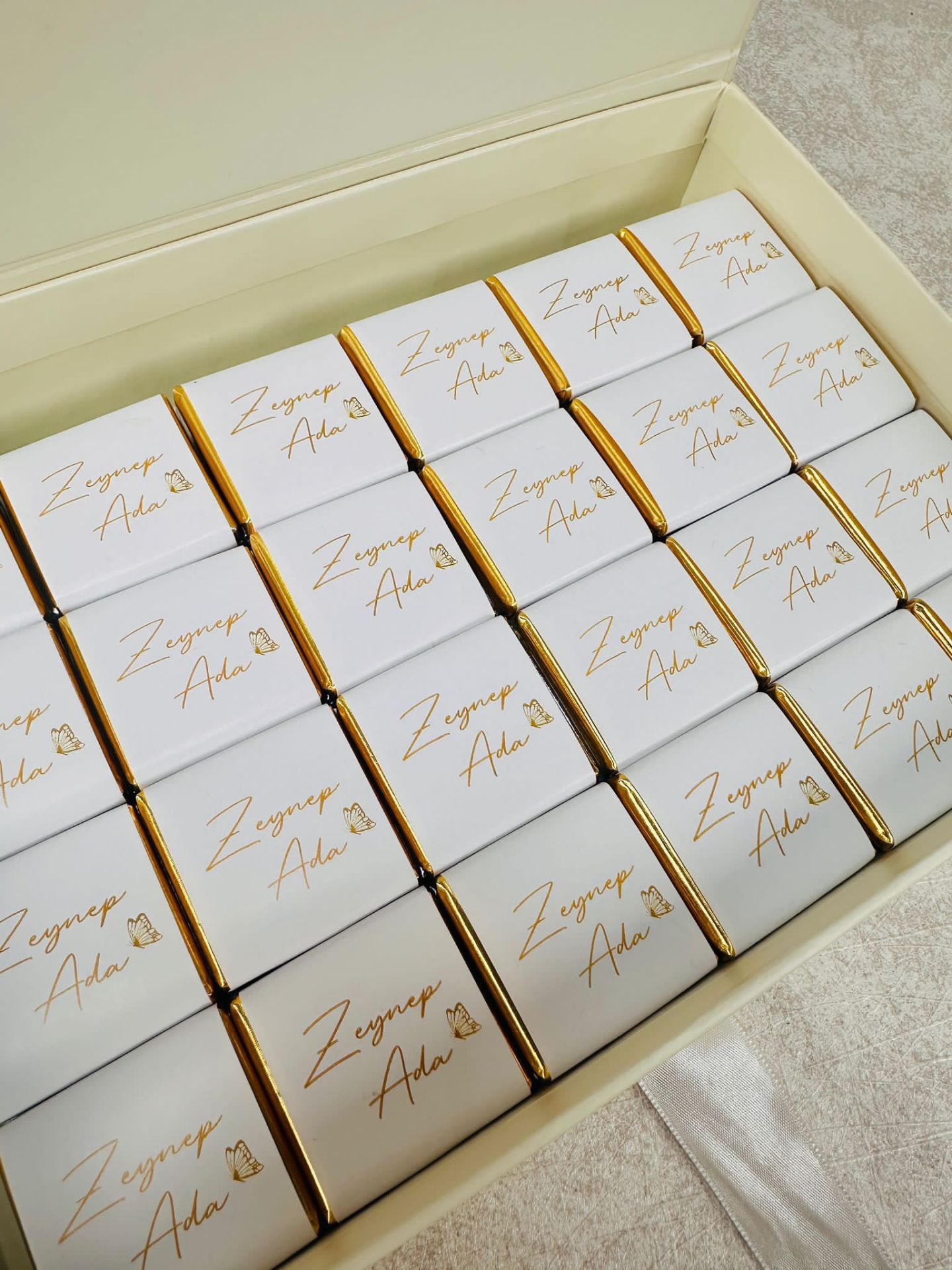 Kelebek Temalı Dikdörtgen Kutuda Kız Bebek Çikolatası