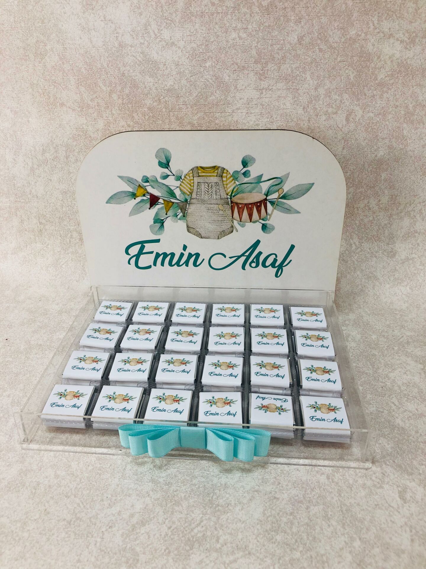 Çiçek Temalı Pleksi Kutuda Erkek  Bebek Çikolatası