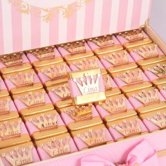 Taç Temalı Standlı Kutuda Kız Bebek Çikolatası