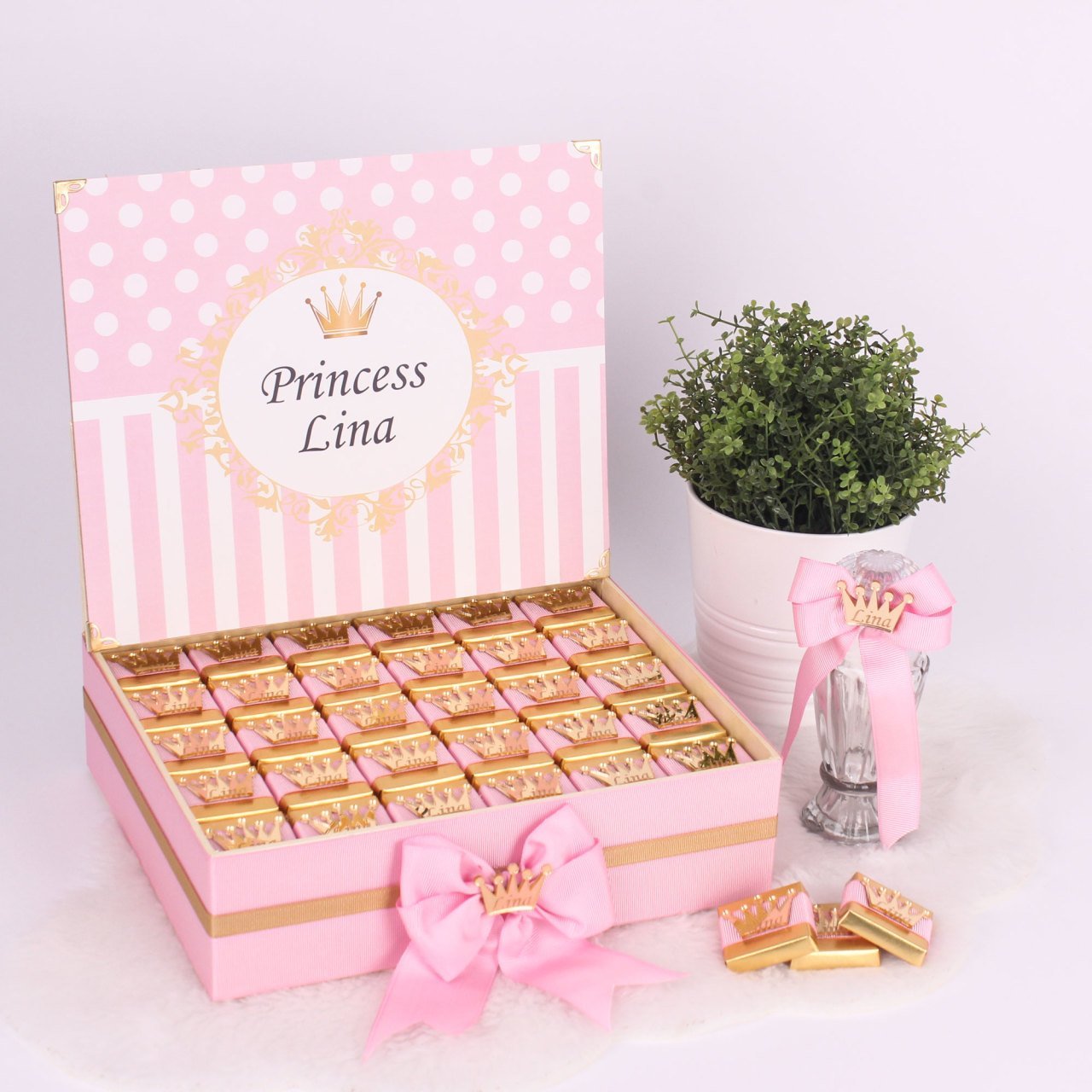 Taç Temalı Standlı Kutuda Kız Bebek Çikolatası