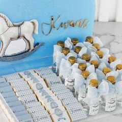 Atlıkarınca Temalı Pleksi Kutuda Çikolata ve Mini Cam Kolonya Şişesi