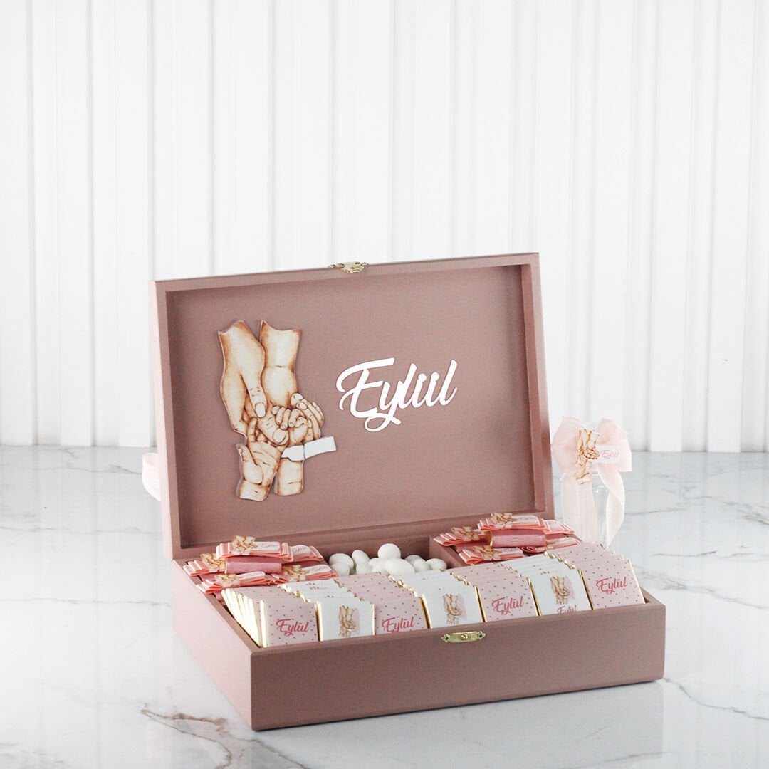 Aile Temalı Ahşap Kutuda Kız Bebek Çikolatası