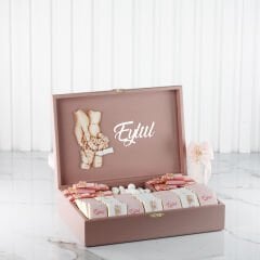 Aile Temalı Ahşap Kutuda Kız Bebek Çikolatası