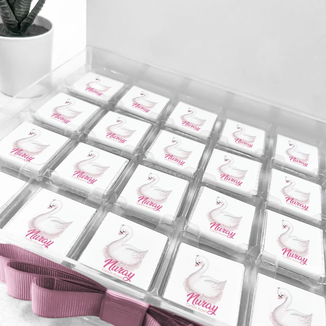 Kuğu Temalı Pleksi Kutuda Kız  Bebek Çikolatası