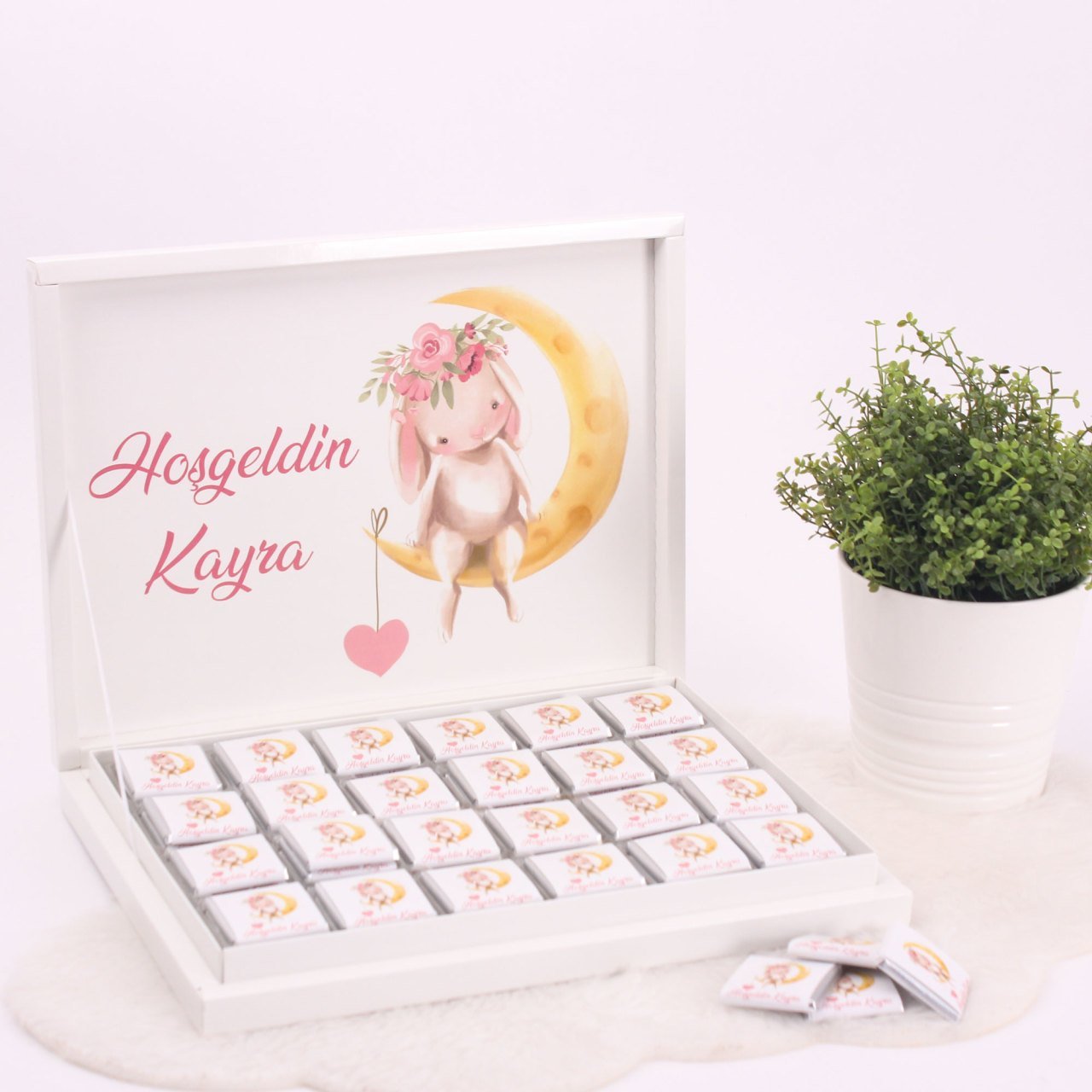 Tavşan Temalı Karton Kutuda Kız Bebek Çikolatası