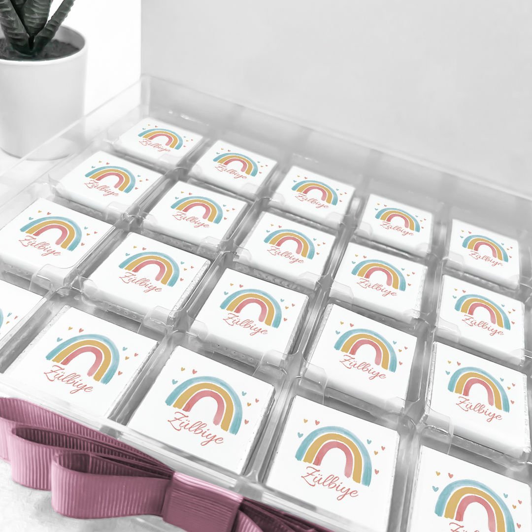 Gökkuşağı Temalı Pleksi Kutuda Kız  Bebek Çikolatası