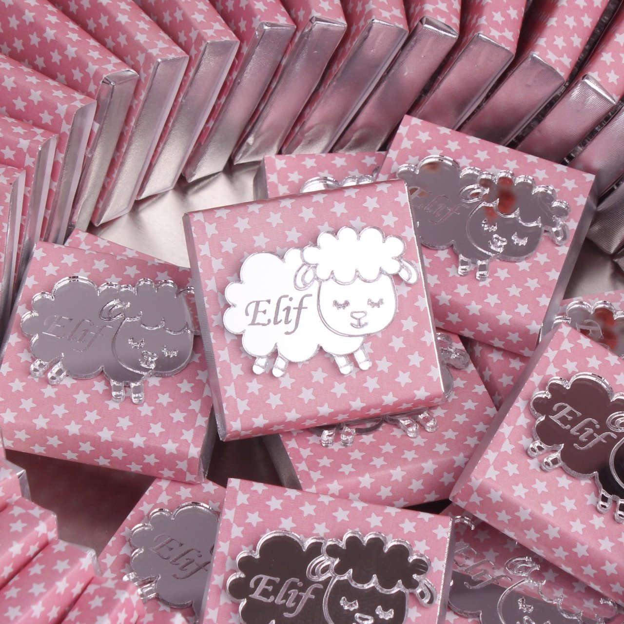 Kuzu Temalı Baskılı Metal Kutuda Kız Bebek Çikolatası