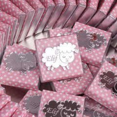 Kuzu Temalı Baskılı Metal Kutuda Kız Bebek Çikolatası