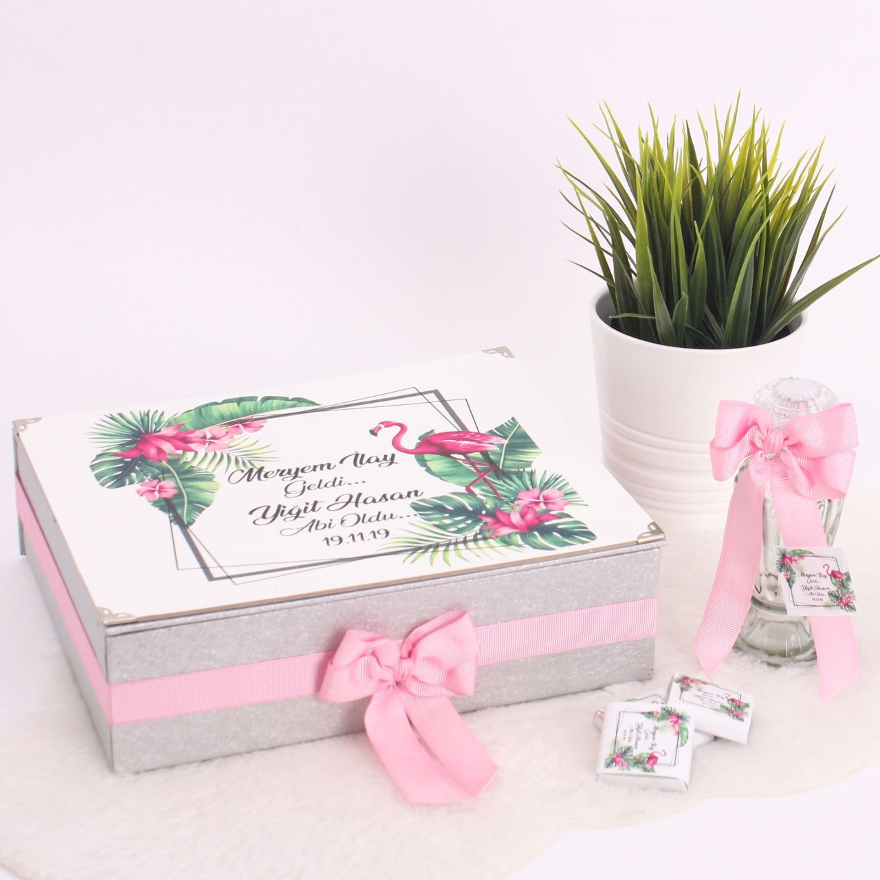 Flamingo Temalı Standlı Kutuda Kız Bebek Çikolatası