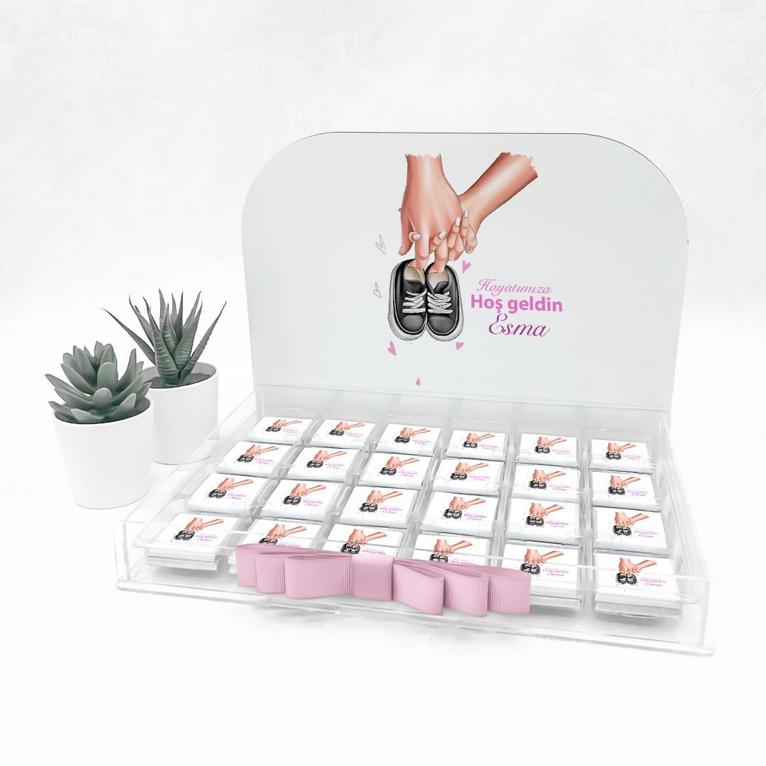 Aile Temalı Pleksi Kutuda Kız  Bebek Çikolatası