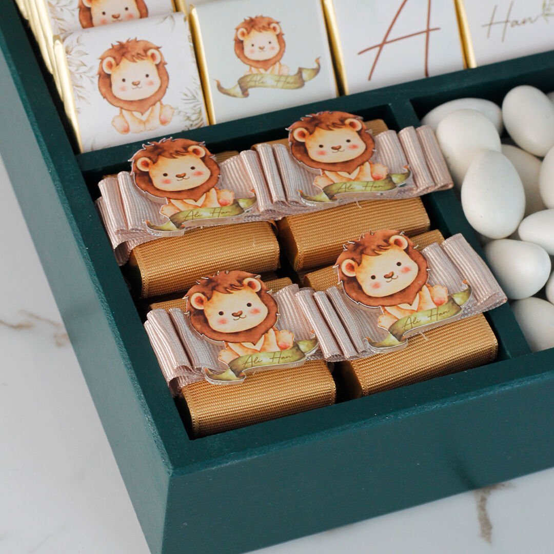 Aslan Temalı Ahşap Kutuda Erkek Bebek Çikolatası