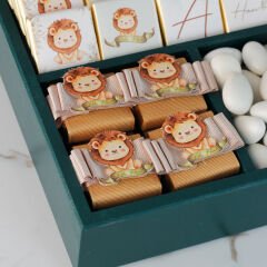 Aslan Temalı Ahşap Kutuda Erkek Bebek Çikolatası