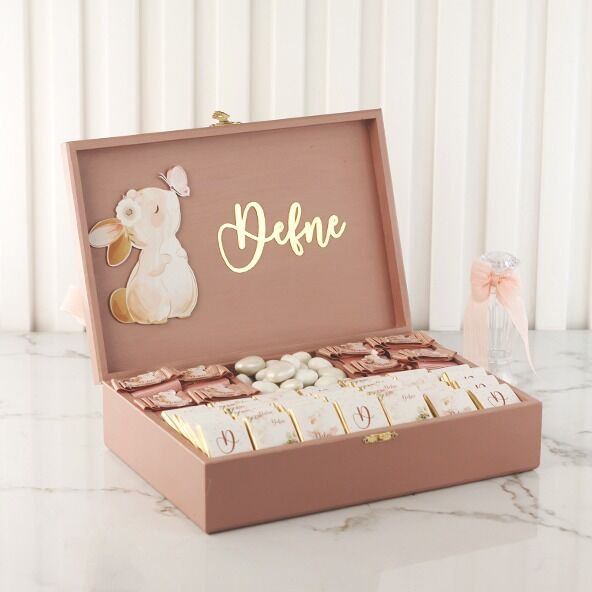 Tavşan Temalı Ahşap Kutuda Kız Bebek Çikolatası