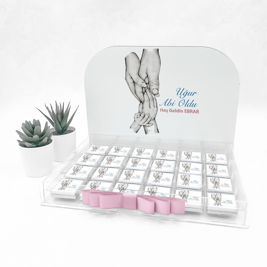 Aile Temalı Pleksi Kutuda Kız Bebek Çikolatası