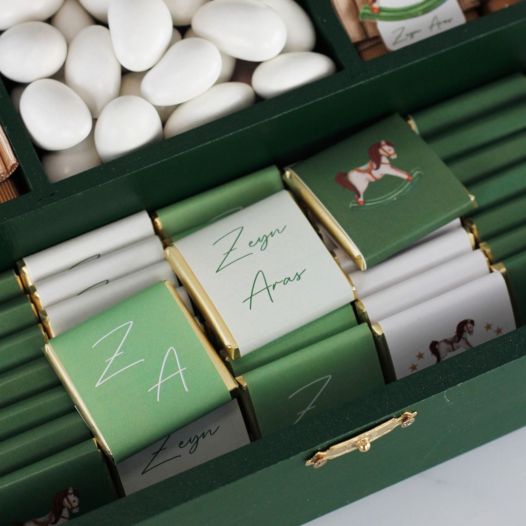 At Temalı Ahşap Kutuda Erkek Bebek Çikolatası