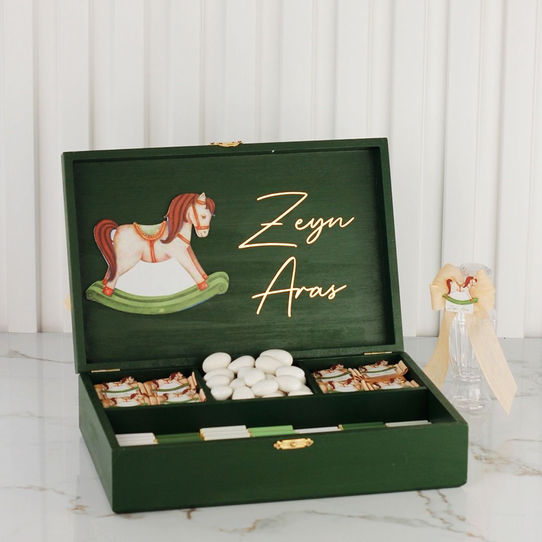 At Temalı Ahşap Kutuda Erkek Bebek Çikolatası