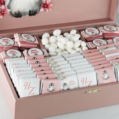 Penguen Temalı Ahşap Kutuda Kız Bebek Çikolatası