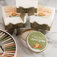 Küçük Prens Temalı Erkek Bebek Çikotalası ve Kutulu Metal Mum Seti