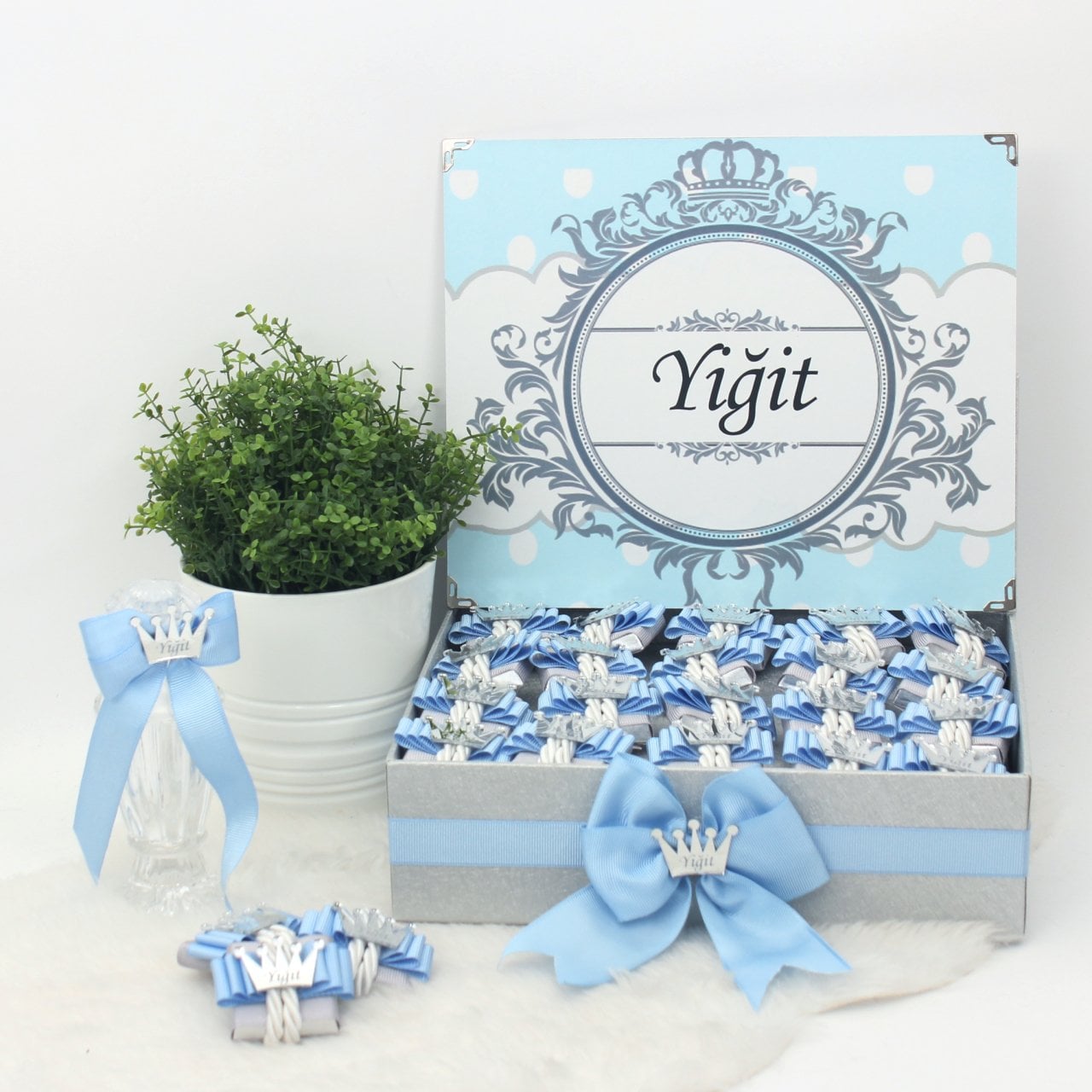Taç Temalı Standlı Kutuda Erkek Bebek Çikolatası