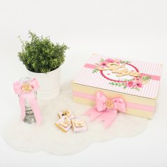 Kelebek Temalı Standlı Kutuda Kız Bebek Çikolatası