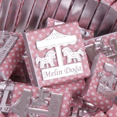 Atlıkarınca Temalı Baskılı Metal Kutuda Kız Bebek Çikolatası