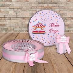 Atlıkarınca Temalı Baskılı Metal Kutuda Kız Bebek Çikolatası