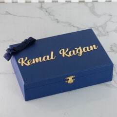 Çocuk Temalı Ahşap Kutuda Çikolata, Kartlı Kalem Kolonya ve Kartlı Şeffaf Magnet Seti