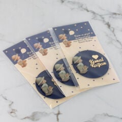 Çocuk Temalı Ahşap Kutuda Çikolata, Kartlı Kalem Kolonya ve Kartlı Şeffaf Magnet Seti