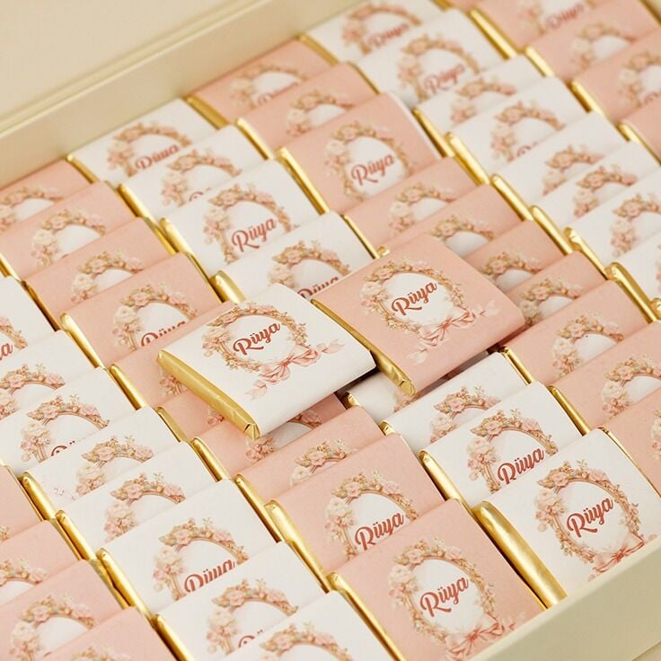 Çiçek Temalı Dikdörtgen Kutuda Kız Bebek