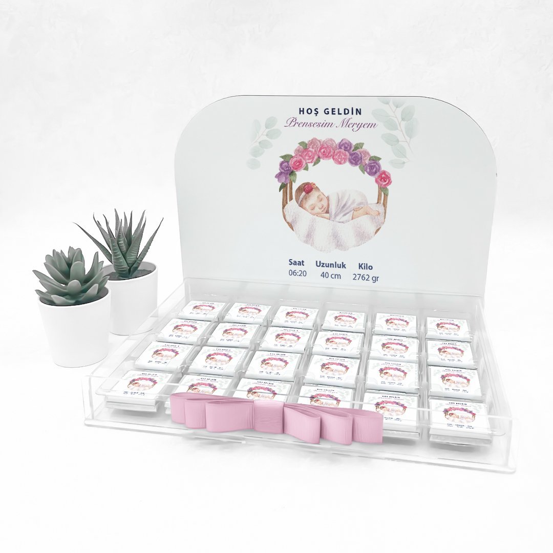 Bebek Temalı Pleksi Kutuda Kız  Bebek Çikolatası