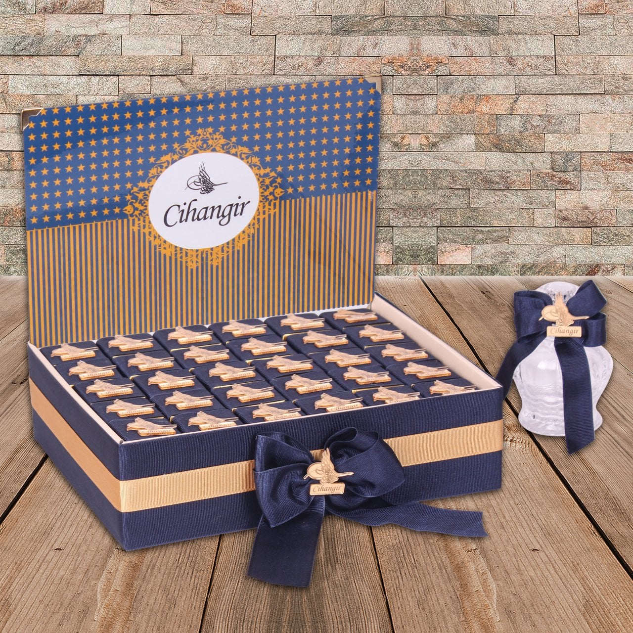 Tuğra  Temalı Standlı Kutuda Erkek Bebek Çikolatası