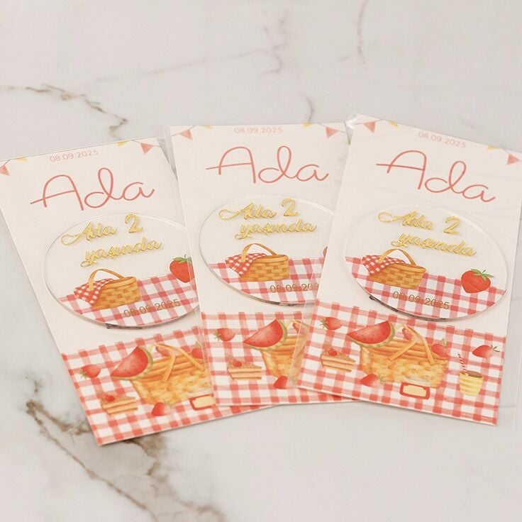 Çilek Temalı Kartlı Kız Bebek Magneti