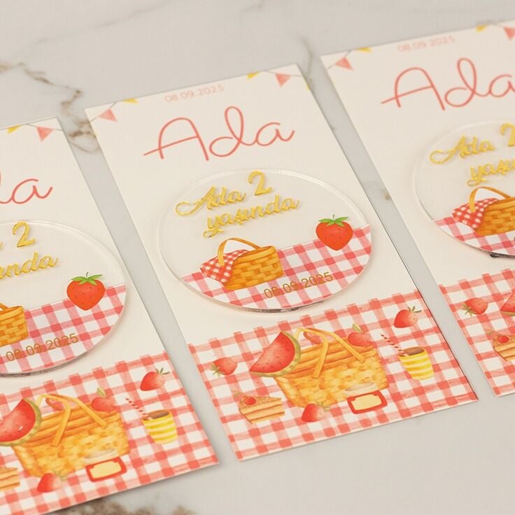 Çilek Temalı Kartlı Kız Bebek Magneti