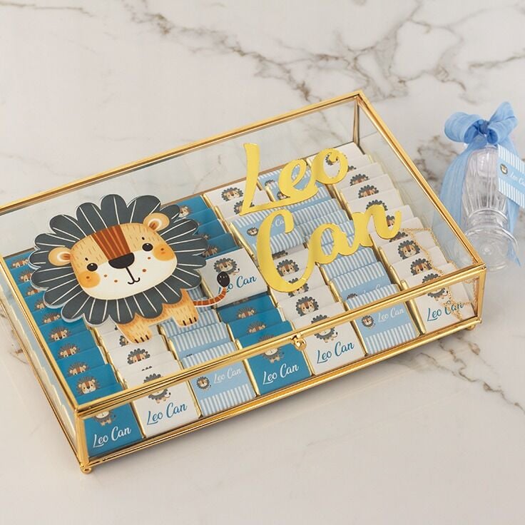 Yeleli Aslan Cam Kutuda Erkek Bebek Çikolatası